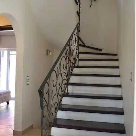 Вилла Elm Poulades