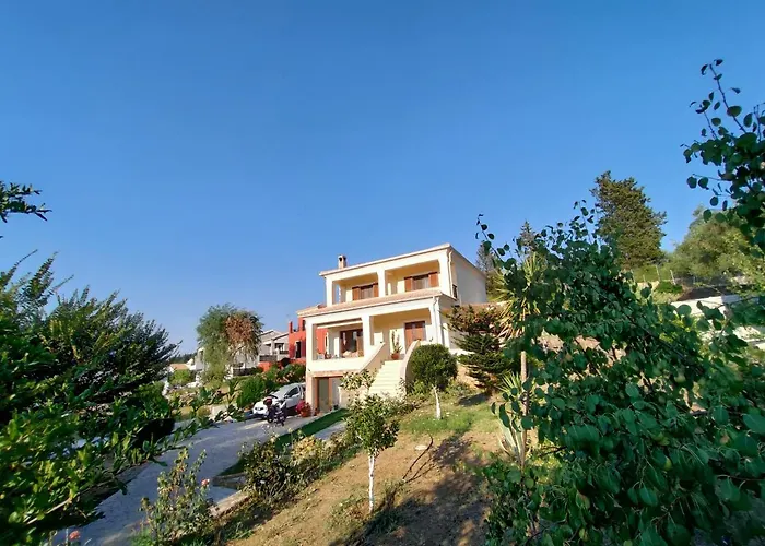 Elm Villa Pouládes